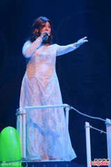 组图：陈法拉录节目长腿美 郑欣宜敬业演出