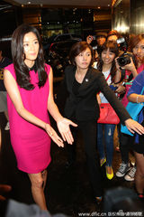 组图：全智贤桃红礼服逛台北 粉丝争睹女神风采