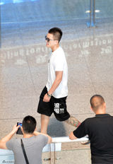 组图：欧豪黑超白T现身机场 小腿纹身艳丽惹眼