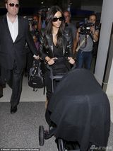 组图：卡戴珊十二箱行李现身机场 慈母显疲惫