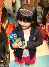 组图：Angela逛糖果店憨萌 分享糖果融化李湘