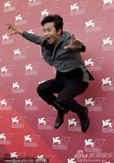 策划：裸奔弱爆！影节红毯九怪 囧脸露臀钻裙底