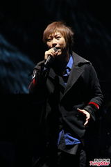 组图：五月天香港开唱 黄伟文台下当粉丝