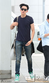 组图：CNBLUE等现身机场 赴巴西应援世界杯