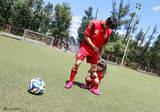 组图：田亮父女踢足球欢乐多 森蝶变身女汉子