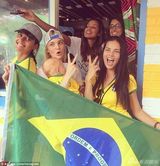 组图：维密超模披巴西战袍助威 成最辣球迷