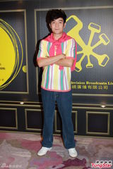 组图：李克勤出席TVB颁奖礼 张慧仪领衔M club