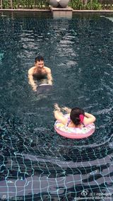 组图：张家辉耐心教Angela游泳 小妞认真可爱