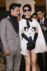 组图：柳岩拍摄《男神》MV 着复古装搭混血帅哥