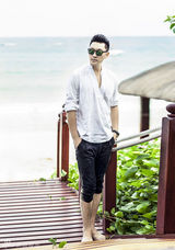 组图：赵达夏季清爽写真 忧郁眼神展暖男面