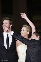 组图：“魔形女”詹妮弗劳伦斯:天生丽质何弃治