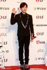 组图：林时完百想帅气西装镶花边 手持玫瑰浪漫