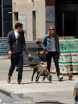 组图：莉顿-梅斯特小清新装与老公遛狗秀恩爱