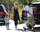 组图：塞隆吊带装性感 爱子与西恩-潘略显生疏