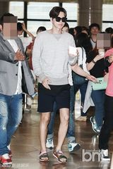 组图：朴海镇现身机场 平易亲和好似邻家欧巴