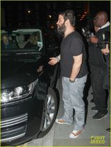 组图：阿黛尔深夜与男友同行 黑衣黑裤心情不错