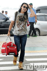 组图：韩星朴珉宇徐康俊休闲装扮现身机场