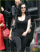 组图:蒂塔-万提斯简约黑装 豪乳细腰身材曼妙