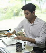 组图：韩星孔侑拍广告 变温柔家具设计师