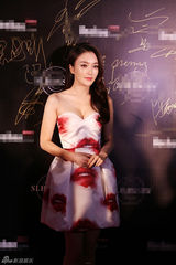 组图：秦岚亮相美妆大赏 抹胸礼服娟丽秀香肩