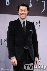 组图：郑雨盛忙不停 黑西装出席新片发布会