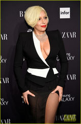 组图：Lady Gaga金色短发干练 与男友亲热合照