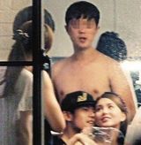 组图：周杰伦昆凌贴脸搂抱秀恩爱 周妈淡定围观