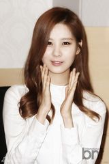 组图：少女时代允儿徐贤黑白装青春利落