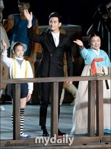 组图：亚运群星会 李英爱点火鸟叔骑马Exo斗舞