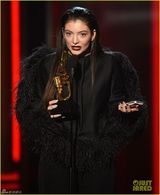 组图：洛德黑唇献唱似女巫 羽毛装扮大鸟