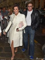 组图：卡戴珊精心打扮秀胸器 穿高开叉裙露大腿