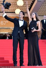 组图：影帝布罗迪携女友现身 亲吻脸颊秀恩爱