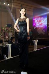 组图：杨恭如耿乐等众星盛装出席时尚盛典