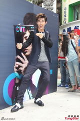 组图：被吐槽整形怒关微博 炎亚纶隔一天冷静