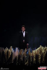 组图：萧煌奇谢宇威等四人携手演绎《大地》