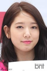 组图：朴信惠出席代言活动 自然甜美魅力十足