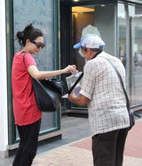 组图：邱淑贞赴银行折返连遇俩募捐者慷慨解囊