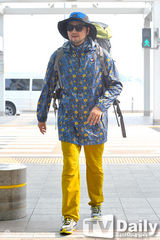 组图：韩团BEAST李起光亮相机场 呆萌搞怪