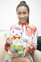 组图：吉克隽逸献唱青奥会闭幕式 表达爱与感激