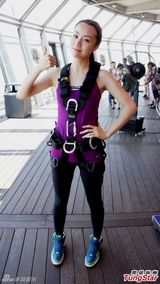 组图：邓丽欣为新歌拍MV挑战笨猪跳