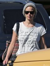 组图：詹妮弗-劳伦斯艳照门后首现身 眉头紧锁大秀美腿