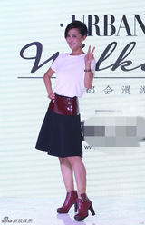 组图：张歆艺与吴尊同台亮相 简约伞裙显魅力