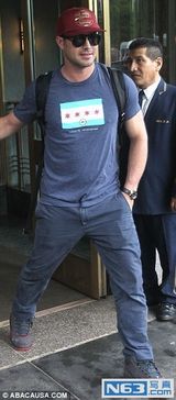 组图：Gaga与男友公寓缠绵后被围堵故作镇定