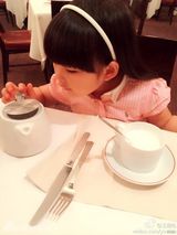 组图：王诗龄纽约登T台 小公主不改吃货本色