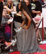 组图：黑珍珠赴英奥斯卡电视奖 中空长裙露美胸