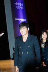 独家：《哭泣男人》张东健黑衣亮相与粉丝互动