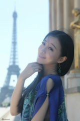 组图：《恶吻》陈籽熹漫步巴黎 清凉丝绸美如画