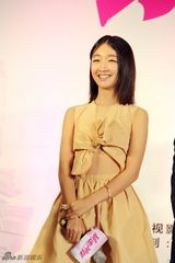 组图：《暴走神探》杀青 周冬雨“表白”阮经天