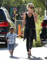 组图：塞隆吊带装性感 爱子与西恩-潘略显生疏