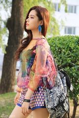 组图：朱婧展示靓丽潮装 街拍写真青春时尚